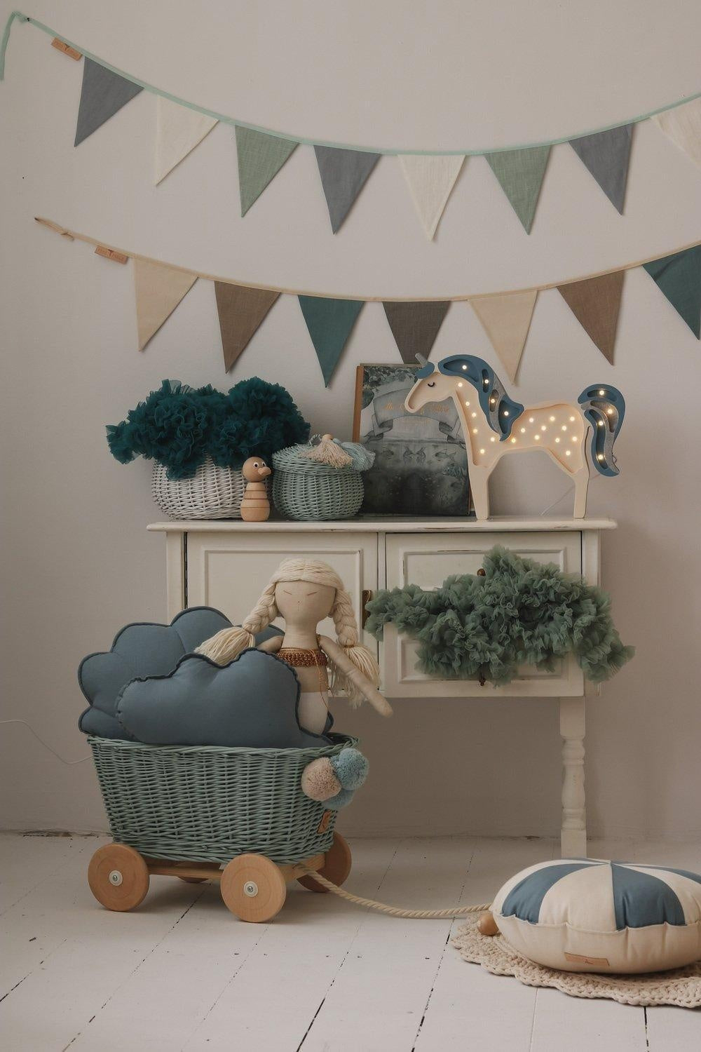 Mint Love garland with 9 linen and cotton pennants